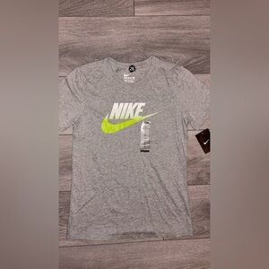 Nike Women’s Medium The Nike Tee Shirt Short Sleeved New W Tags Gray & Green